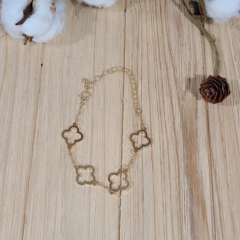 🍀🍀NEW🍀🍀BEAUTIFUL!! HOLLOW CLOVER Bracelet in GOLD Plating - Picture 12 of 15